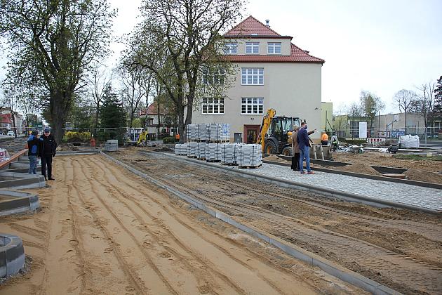 Przy SP1 powstaje parking i efektowny dziedziniec