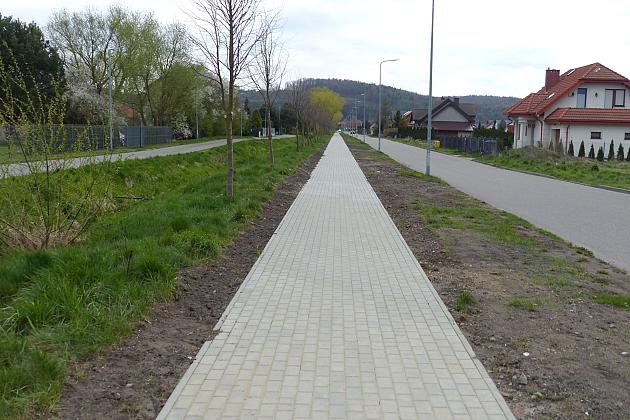 990 metrów nowego chodnika na Harcerzy