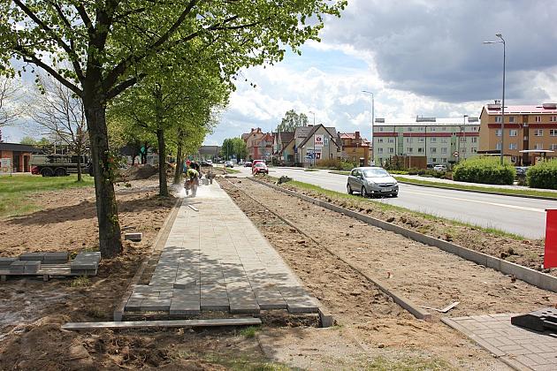 Przy Krzywoustego powstaje droga dla rowerów i chodnik