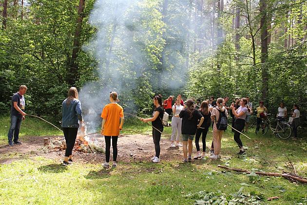 230 uczniów sprzątało las w okolicach stadionu