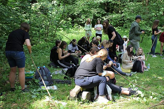 230 uczniów sprzątało las w okolicach stadionu