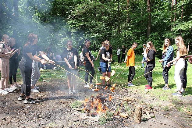 230 uczniów sprzątało las w okolicach stadionu