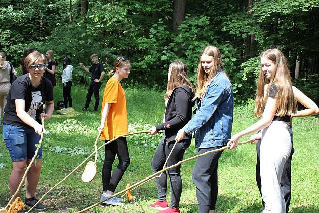 230 uczniów sprzątało las w okolicach stadionu