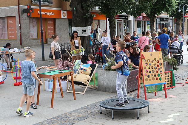 Zabawa z Biblioteką. „Letnia Czytelnia”, kiermasz książki i seanse w planetarium