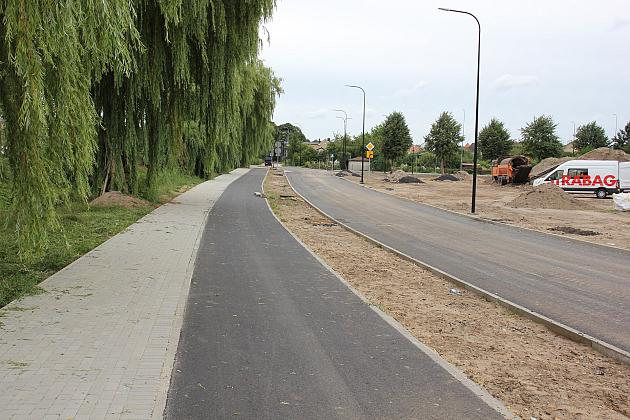 Most na Czołgistów i drogi dojazdowe z asfaltem