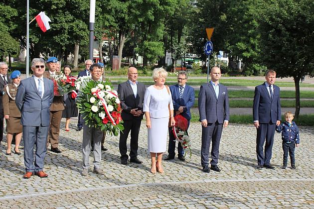 Kwiaty i znicze w Święto Wojska Polskiego