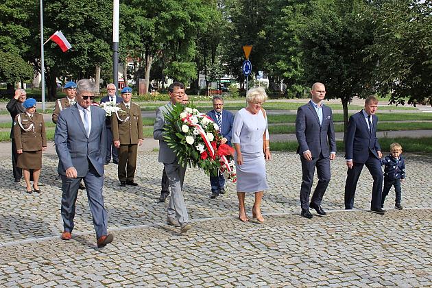 Kwiaty i znicze w Święto Wojska Polskiego