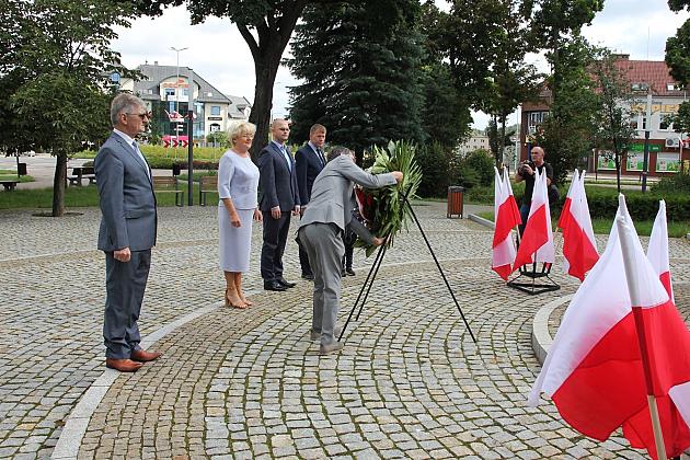 Kwiaty i znicze w Święto Wojska Polskiego