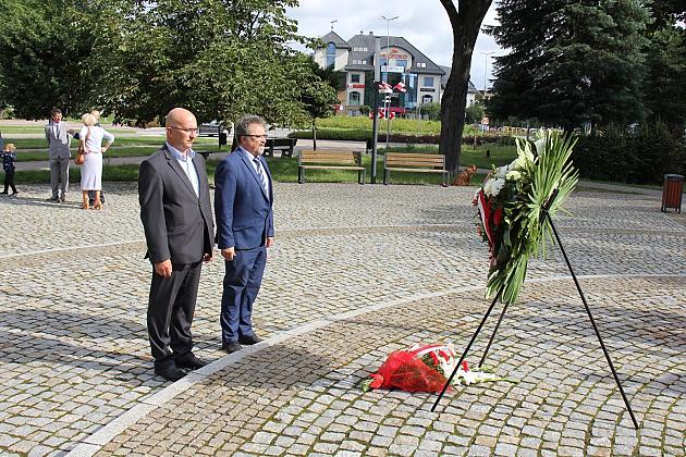 Kwiaty i znicze w Święto Wojska Polskiego