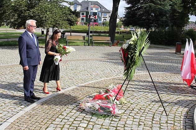 Kwiaty i znicze w Święto Wojska Polskiego