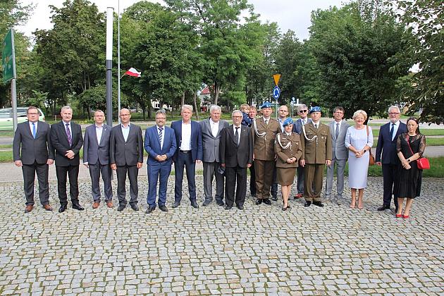 Kwiaty i znicze w Święto Wojska Polskiego