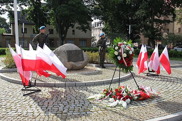 Kwiaty i znicze w Święto Wojska Polskiego