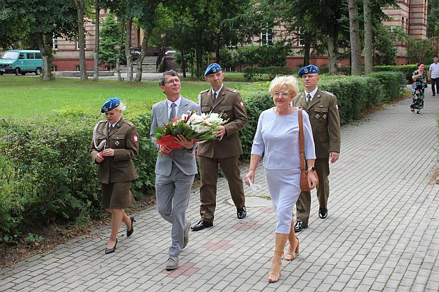 Kwiaty i znicze w Święto Wojska Polskiego