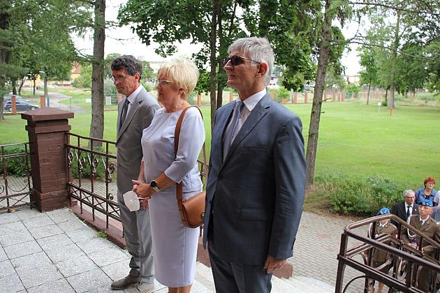 Kwiaty i znicze w Święto Wojska Polskiego