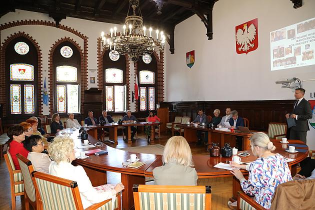 Spotkanie w ratuszu w sprawie nowego roku szkolnego