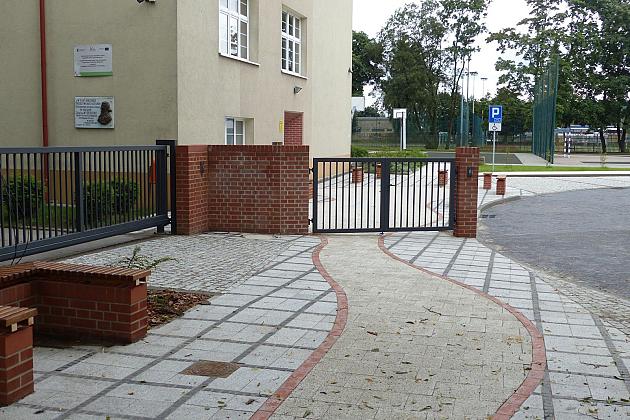 Przy „Jedynce” otwarto nowy dziedziniec dla uczniów i duży parking