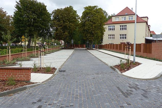 Przy „Jedynce” otwarto nowy dziedziniec dla uczniów i duży parking