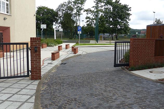 Przy „Jedynce” otwarto nowy dziedziniec dla uczniów i duży parking