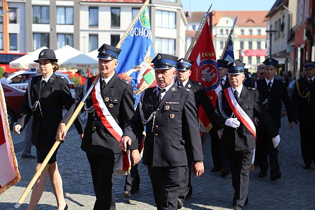 Uroczystość nadania sztandaru dla strażaków