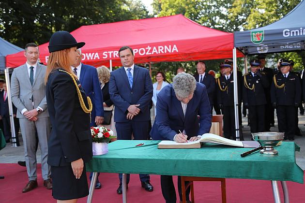 Uroczystość nadania sztandaru dla strażaków
