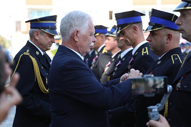 Uroczystość nadania sztandaru dla strażaków