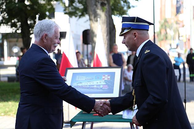 Uroczystość nadania sztandaru dla strażaków