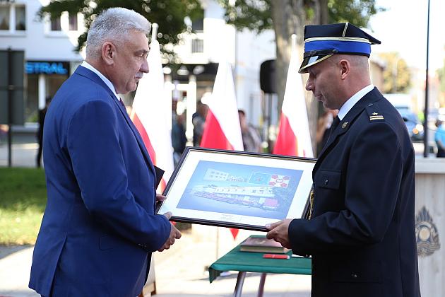 Uroczystość nadania sztandaru dla strażaków