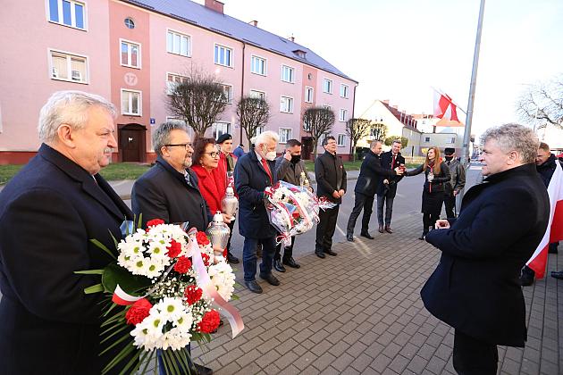 Znicze pod tablicą Polskiej Rady Ludowej i pomnikiem gen. Sosabowskiego