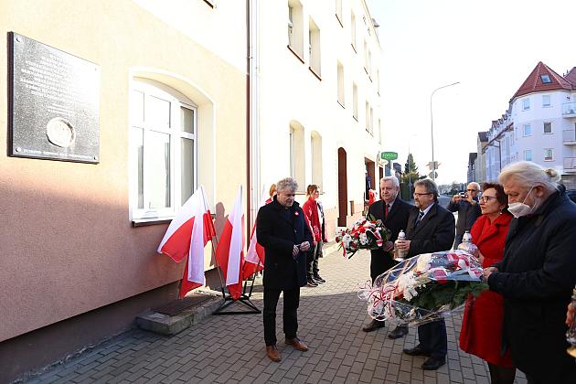 Znicze pod tablicą Polskiej Rady Ludowej i pomnikiem gen. Sosabowskiego