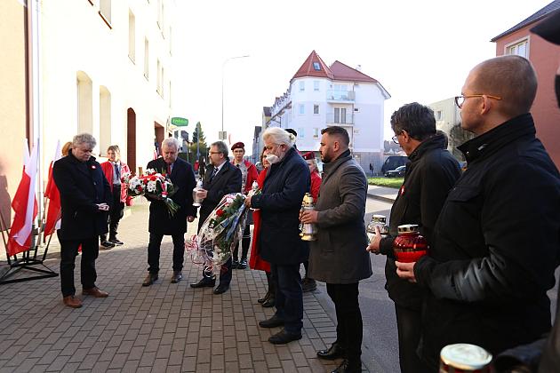 Znicze pod tablicą Polskiej Rady Ludowej i pomnikiem gen. Sosabowskiego