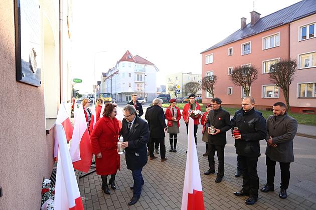 Znicze pod tablicą Polskiej Rady Ludowej i pomnikiem gen. Sosabowskiego