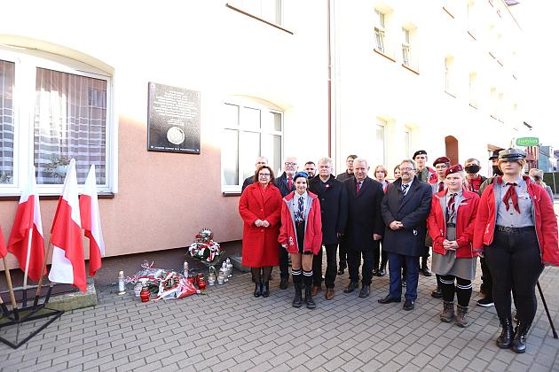 Znicze pod tablicą Polskiej Rady Ludowej i pomnikiem gen. Sosabowskiego