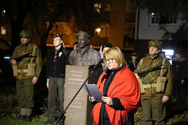 Znicze pod tablicą Polskiej Rady Ludowej i pomnikiem gen. Sosabowskiego