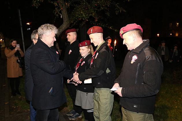 Znicze pod tablicą Polskiej Rady Ludowej i pomnikiem gen. Sosabowskiego