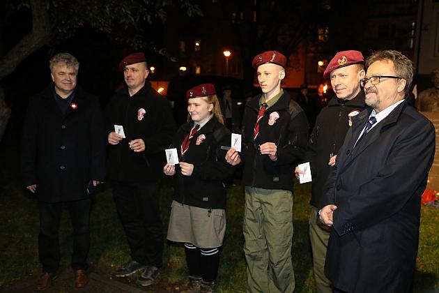 Znicze pod tablicą Polskiej Rady Ludowej i pomnikiem gen. Sosabowskiego