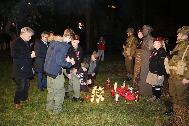 Znicze pod tablicą Polskiej Rady Ludowej i pomnikiem gen. Sosabowskiego