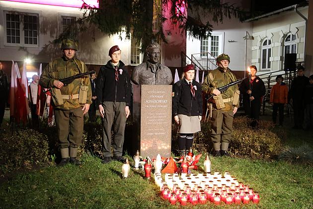 Znicze pod tablicą Polskiej Rady Ludowej i pomnikiem gen. Sosabowskiego