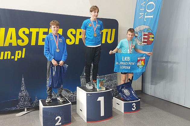 Medale młodych biegaczy w Toruniu