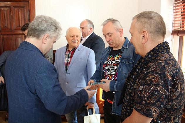 Weterani Wielkiej Orkiestry Świątecznej Pomocy w ratuszu