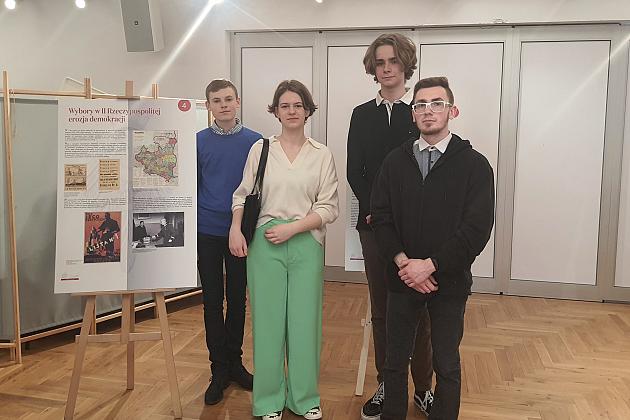 Senat RP wczoraj i dziś na wystawie w Lęborku