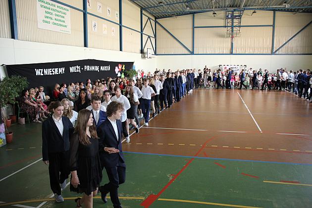 W Szkole Podstawowej nr 8 pożegnano ośmioklasistów