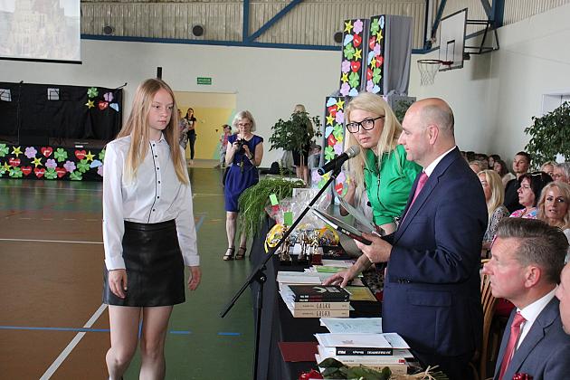 W Szkole Podstawowej nr 8 pożegnano ośmioklasistów