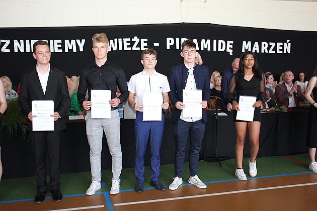 W Szkole Podstawowej nr 8 pożegnano ośmioklasistów