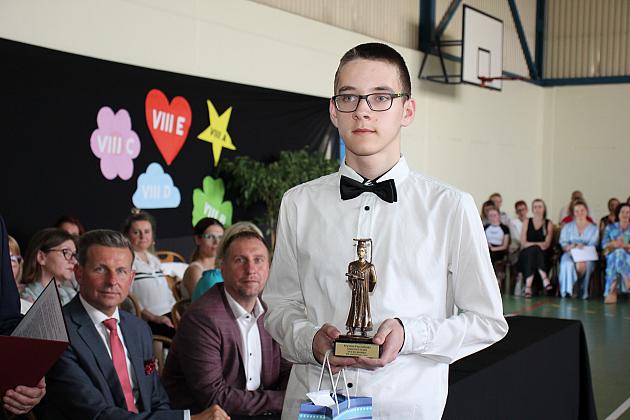 W Szkole Podstawowej nr 8 pożegnano ośmioklasistów