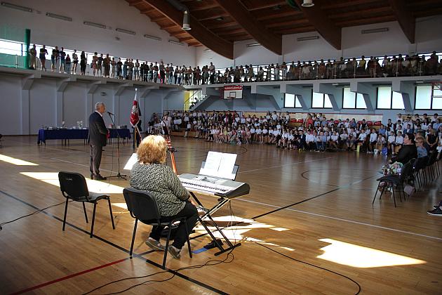 Uczniowie „Siódemki” uroczyście zakończyli rok szkolny