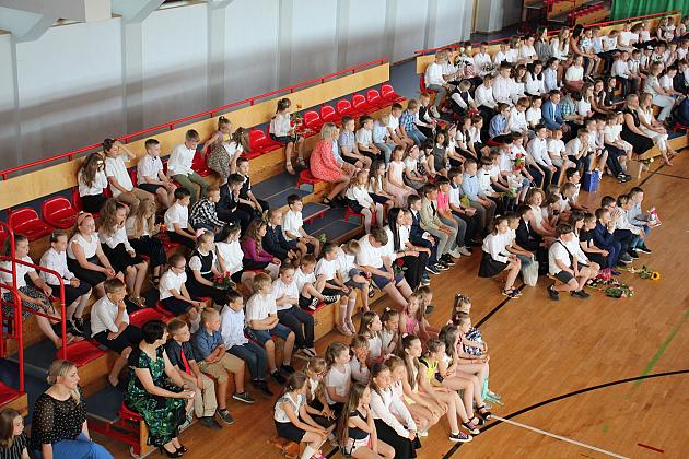 Uczniowie „Siódemki” uroczyście zakończyli rok szkolny