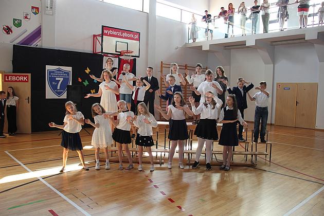 Uczniowie „Siódemki” uroczyście zakończyli rok szkolny