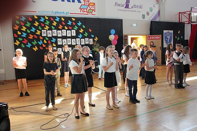 Uczniowie „Siódemki” uroczyście zakończyli rok szkolny