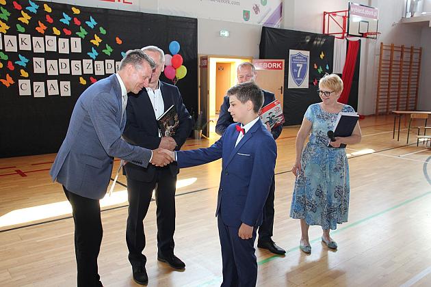 Uczniowie „Siódemki” uroczyście zakończyli rok szkolny