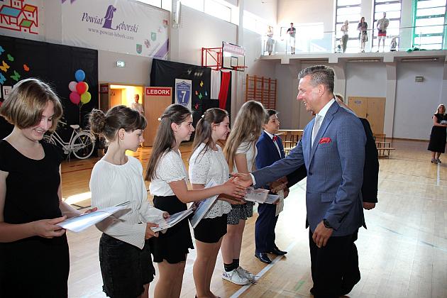 Uczniowie „Siódemki” uroczyście zakończyli rok szkolny